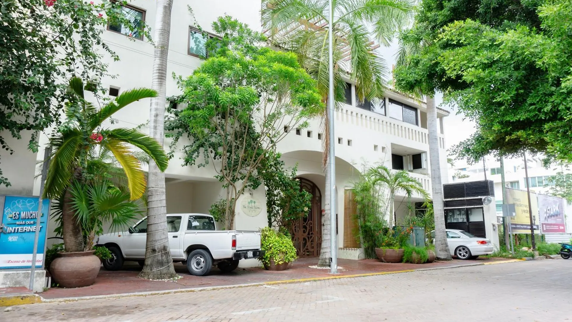 Royal Palms 8 Condo location